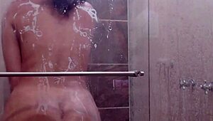 Göndör barna kurva ujjal puncit zuhanyban szeretve a szexet.