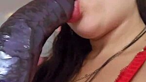 Mamando a caceta enorme de brinquedo enfiei inteiro na boca rainha do boquete fuck face garganta profunda