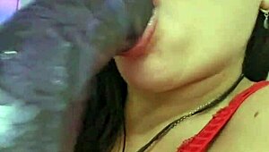 Mamando a caceta enorme de brinquedo enfiei inteiro na boca rainha do boquete fuck face garganta profunda