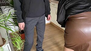 Svigermor driller med håret fisse under glas med urin i nederdel