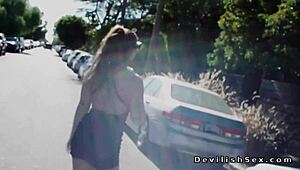 Riley Star Traşlı Amcığına Büyük Yarak Alıyor, Sert Sikiş Erotik Canavar Oturumunda