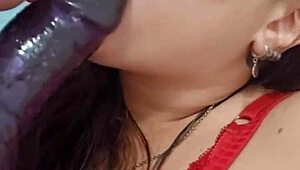 Mamando a caceta enorme de brinquedo enfiei inteiro na boca rainha do boquete fuck face garganta profunda