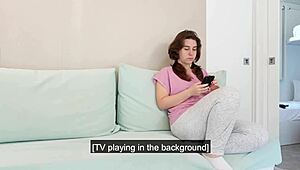 Üvey kuzenler banyoda yaramazlaştı ve sertçe siktiler