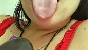 Mamando a caceta enorme de brinquedo enfiei inteiro na boca rainha do boquete fuck face garganta profunda