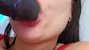 Mamando a caceta enorme de brinquedo enfiei inteiro na boca rainha do boquete fuck face garganta profunda