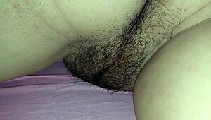 Leker hardt med stesøsterens trange kjøttfulle fitte