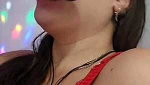 Mamando a caceta enorme de brinquedo enfiei inteiro na boca rainha do boquete fuck face garganta profunda