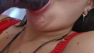 Mamando a caceta enorme de brinquedo enfiei inteiro na boca rainha do boquete fuck face garganta profunda