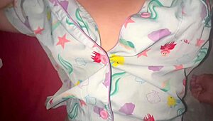 หลุดบ้านๆ เย็ดเมียขี้เงี่ยนก่อนนอน น้ำหีเยิ้ม แตกใน ผู้หญิงเงี่ยนสุดๆ oh fuck