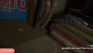 えっと、完全にバレた…全裸ジェニー・スミスが迷いの廊下を忍び足で、うわっ！