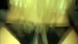 شقراء هاوية حقيقية منحنية في نيك كلبي منزلي تأخذ نصيبها