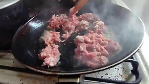 Xxx Video En Espanol - Mi Madrastra Caliente Me Enseña Cocinar Pero Le Como El Coño