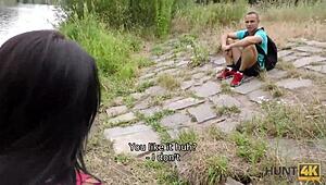 Hunt4k mě dostal na venkovní sex s úžasnou brunetkou. Nemůžu uvěřit, že jsme to udělali na veřejnosti!