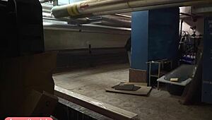 えっと、完全にバレた…全裸ジェニー・スミスが迷いの廊下を忍び足で、うわっ！