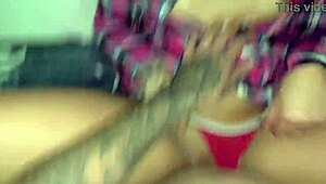 peguei minha dog de ladinho no sofa e gozei dentro dela