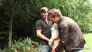 Francesa madura que chorrea toma anal duro y doble penetración al aire libre