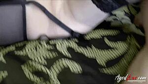 Mature arrapata seduce stallone per azione