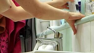 Эй пасынок, зачем ебёшь меня голой в ванне?!