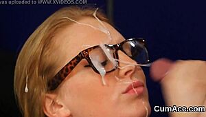 Špinavá idolka bere facial cumshot a polyká každou kapku šťávy.