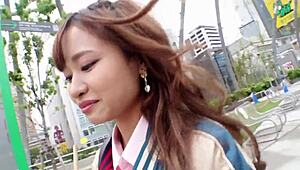 이 멋진 일본 베이비 야한 크림파이 POV!