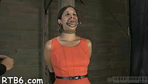 Fascinoiva kaunotar lukittu häkkiin toisen naisen kanssa