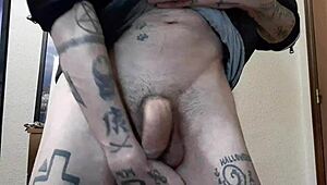 Melvin C explores gay travestismo with big cocks in this narrative