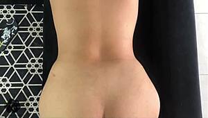 a latina babe flashes her big ass and gives jerk off instructions in spanish