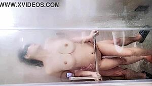 Rintalihavainen kiinalainen amatööri odottaa kovaa anaalia suihkun jälkeen