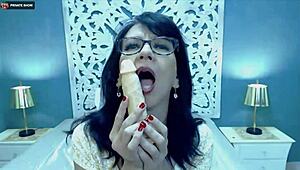 Mature Webcam Lady Shows Off Her Naughty Side