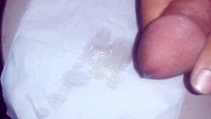 شوف الزب المحلوق ده في الحمام