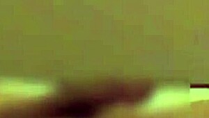 Sexig asiat i kinesisk klänning ger episk runka