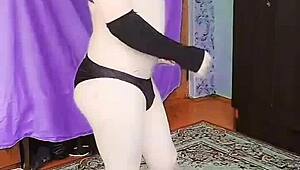 سيسى كروس دريسر مثيرة في بنطلون وفستان وردي تظهر طيزها البيضاء الكبيرة