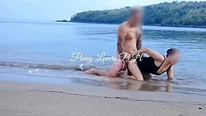 wow, amateur public banging on the beach is wild right now