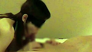 中華ドレス美女アジアンが神手コキ披露！