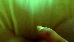 A francba! Keményen ujjazom a puncimat, míg a barátom távol van!