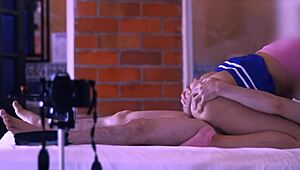 La Estudiante Universitaria Explora Fantasías Salvajes Con Su Amiga En El Apartamento