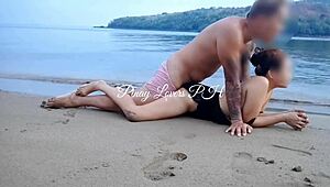 Wow, amatersko javno jebanje na plaži je zdaj divje