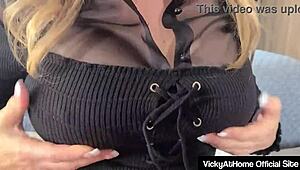 Gorgeous Diva Vicky Vette Strips Naked Muff