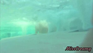 공공 수영장에서 새엄마 딸한테 자지 깜짝 보여주고, 그녀가 참여해