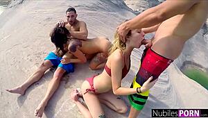 Vil du deltage disse hete bff'er kneppe på en båd? Offentlig orgy show venter i s1 e3!