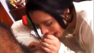 Бразильская горячая девчонка отдается двумя парнями в классическом двойном проникновении.