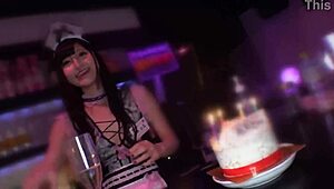 Непреодолимото желание на Moa-chan за хуй води до сквирт и фейс в концепт кафене