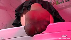 check out these wrinkled soles teasing