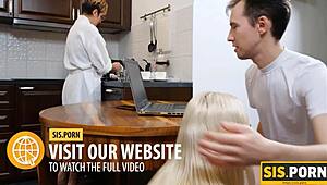 أخت مثيرة كبيرة الصدر تنهر أخيها قبل إغرائه للمتعة الممنوعة