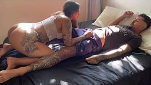 jebám túto tetovanú Latinku do veľkého zadku tvrdo s hlbokým creampie