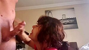 Primesc muie și labă dimineața devreme până ejaculez.