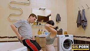 أخت مثيرة كبيرة الصدر تنهر أخيها قبل إغرائه للمتعة الممنوعة