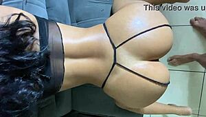 Novinha rabuda wordt wild op bank zonder condoom in hete sessie