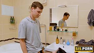 أخت مثيرة كبيرة الصدر تنهر أخيها قبل إغرائه للمتعة الممنوعة