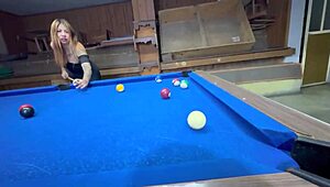 empleado de billar mete bolas en culona infiel